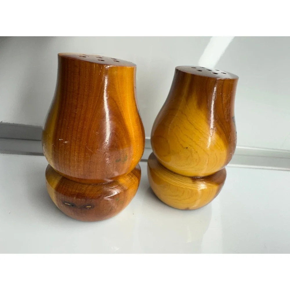Vintage Wooden Salt Pepper Shakers Virginia Maple‎ Leaf Design Souvenir Kitchen